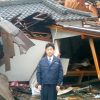 民進党山井議員が被災現場で記念撮影