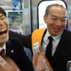 電車内で候補者名入りタスキをかけて爆笑する山添拓と伊藤岳