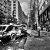 三菱重工ビル（右）で起きた爆弾テロでは乗用車はつぶれ、路上一面にガラスが散乱した＝昭和４９年８月３０日、東京都千代田区丸の内