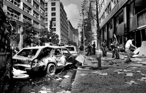 三菱重工ビル（右）で起きた爆弾テロでは乗用車はつぶれ、路上一面にガラスが散乱した＝昭和４９年８月３０日、東京都千代田区丸の内