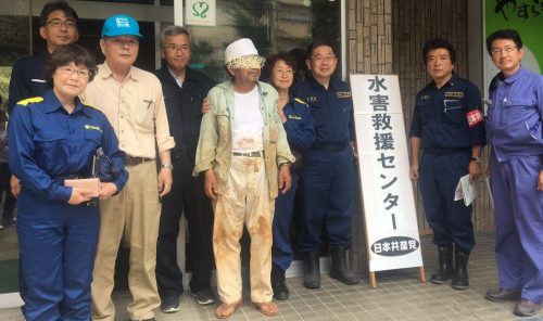 日本共産党・小池晃が鬼畜写真を投稿、被災者らしき男性を連れてきて記念撮影