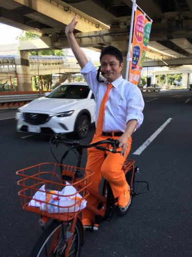 希望の党・柿沢未途さんが不審者通報レベルのファッションと自転車で車道ど真ん中を爆走するパレード！