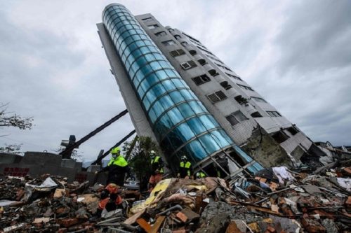 民進党の神奈川県議が「台湾地震」で傾いたビルをイメージした写真を投稿？斜めに撮影し「耐えられるか」