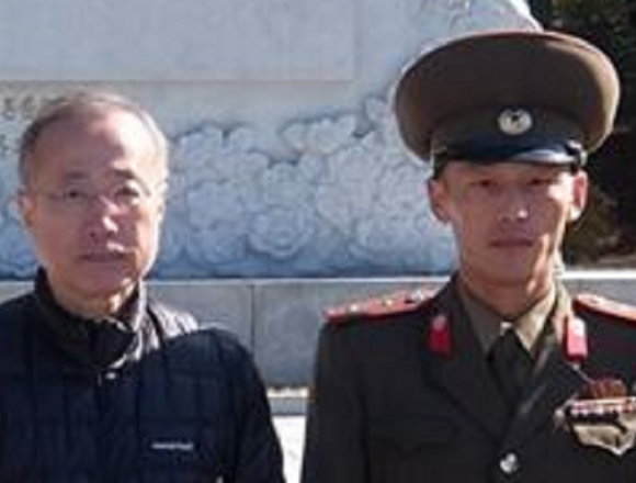 有田芳生と朝鮮人民軍兵士の写真！北朝鮮訪問時に撮影、同行者は謎の自殺→葬儀の日に写真が公開される
