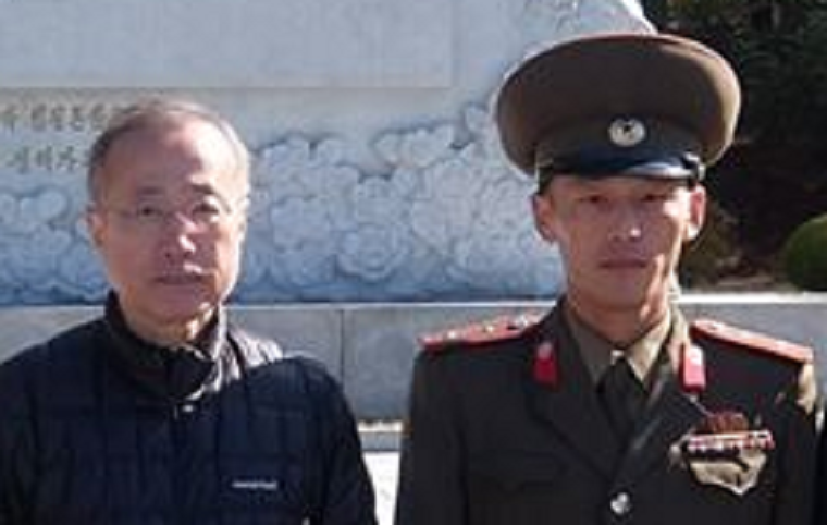 有田芳生と朝鮮人民軍兵士の写真！北朝鮮訪問時に撮影、同行者は謎の自殺→葬儀の日に写真が公開される