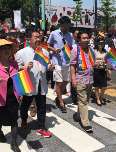 悲報！LGBTのパレードに参加した自民党の朝日健太郎さん、一般人扱いで顔を隠される