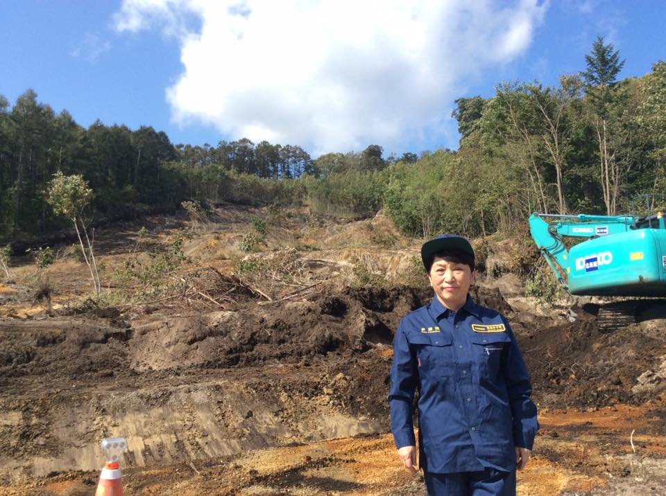 炎上！福島瑞穂さんが北海道被災現場で記念写真「山が崩れて、家などを押しつぶしてしまいました」