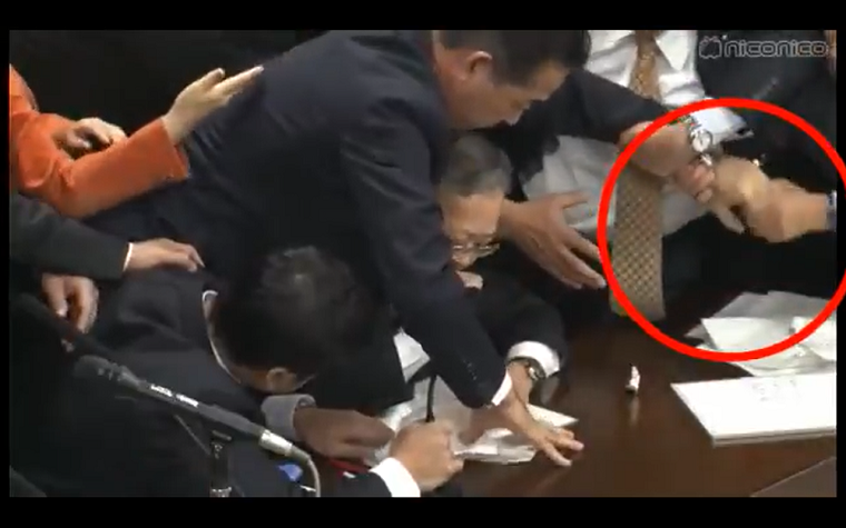 【動画】有田芳生議員が与党議員の指を折ろうとした？深夜の採決で立憲民主議員が大暴れ