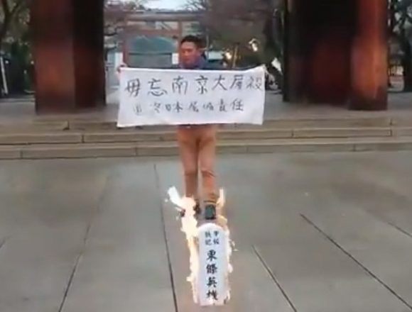 NHKがこっそり「靖国で段ボール燃える」にタイトル変更、写真も差し替え　発生当初「新聞紙」と伝える