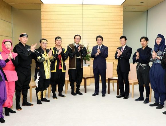 総理官邸に忍者が侵入！安倍総理「官邸の厳しいセキュリティをかいぐぐってくるには・・・派手だよっ！」