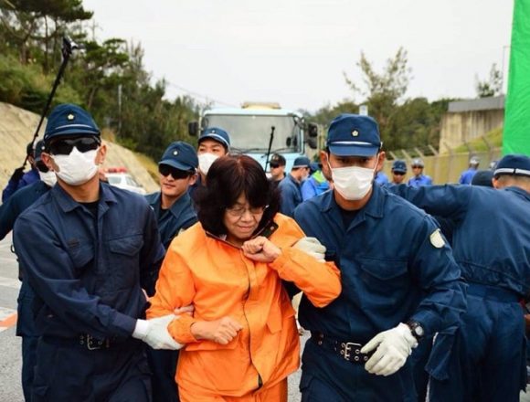 【辺野古】立憲民主党・阿部知子議員が機動隊に無事連行される！同行者の写真に写りこむ姿がほぼ心霊写真