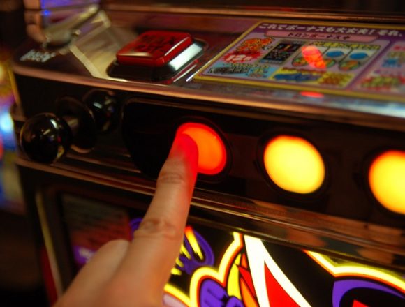 神戸市職員が勤務中にパチスロ「人の打っている台を奪うので、来るのをやめさせてほしい」客の通報で発覚