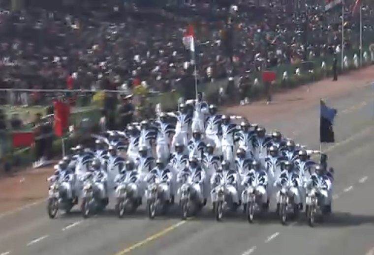 インドが中国の海洋進出を牽制する軍事パレード「どうだ参ったか！これがインド軍名物の曲乗りだー！」