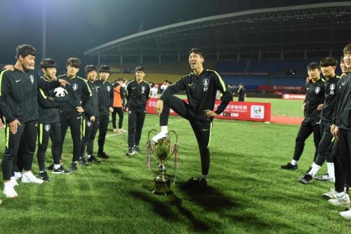 韓国サッカーU-18代表が優勝トロフィーを踏み付け小便かけのポーズ→主催の中国が激怒！優勝を剥奪処分、大会からの追放も示唆