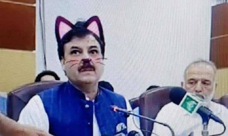 猫耳大臣？会見生継中に猫耳アプリが起動するハプニング！あっという間に世界中に拡散される