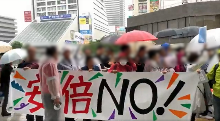 【暴力】安倍首相の演説を妨害した女性　撮影者のスマホを地面に叩きつけ粉々に粉砕→警察が駆け付ける騒ぎに