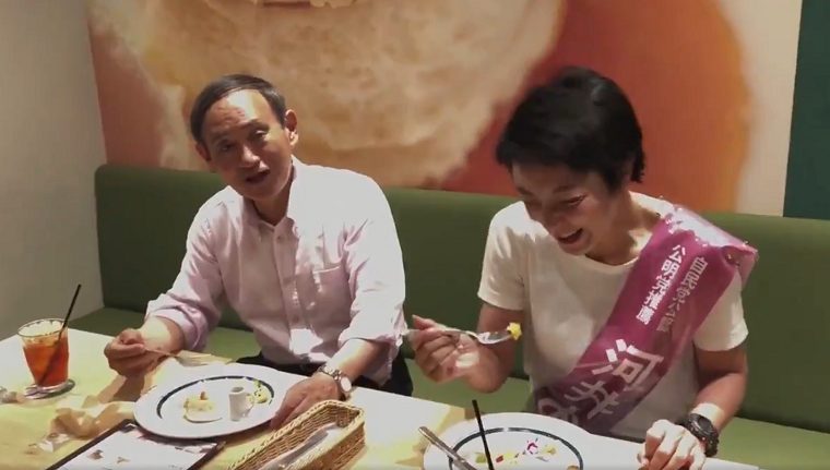 菅官房長官「私もかなりパンケーキ業界に貢献してますよ」一方、蓮舫はパンケーキを食べた枝野秘書を詰める「は？もう一度聞く。は？」