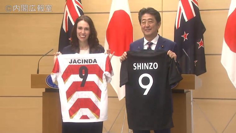 毎日新聞「安倍首相、ラグビージャージーの背番号9に憲法九条を想起して苦笑」←そんな―シーンはなく記者の妄想と判明