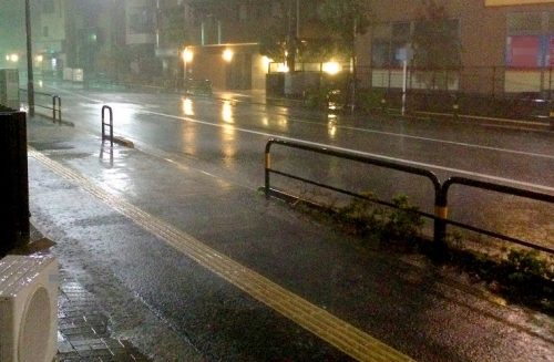【非道】台東区がホームレス男性の避難所受け入れを拒否→強風と雨の中、軒下でビニール傘を広げ一晩過ごすことに