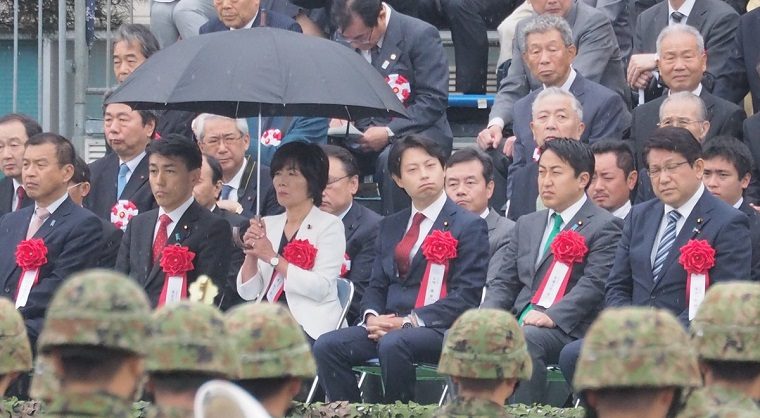 【衝撃写真】森ゆうこ議員の無礼な態度に批判殺到！自衛隊式典の来賓席で自分だけ傘を差し非常識さを遺憾なく発揮