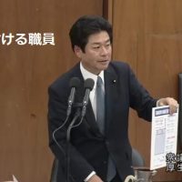 【動画】山井和則さん、委員会で興奮しすぎてコップをひっくり返す→黙々と水浸しの質問席を片付ける職員が泣ける