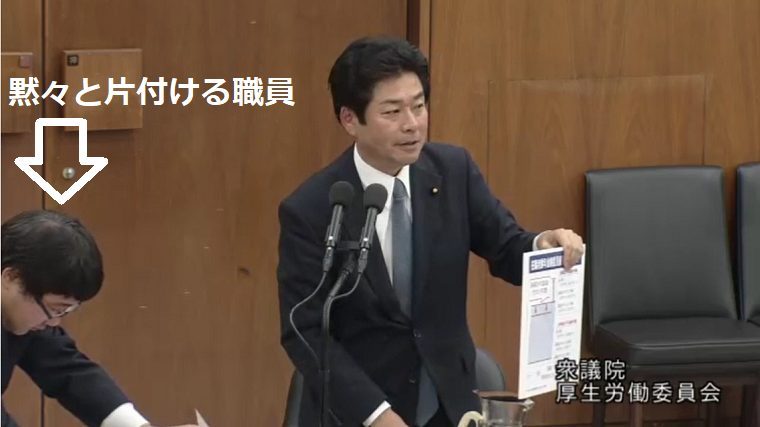 【動画】山井和則さん、委員会で興奮しすぎてコップをひっくり返す→黙々と水浸しの質問席を片付ける職員が泣ける