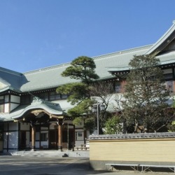 共産党・不破哲三の豪邸とされた写真→善養寺の影向殿でした